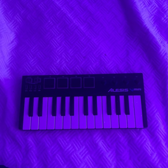 ALESIS Vmini Keyboard - Picture 6 of 6